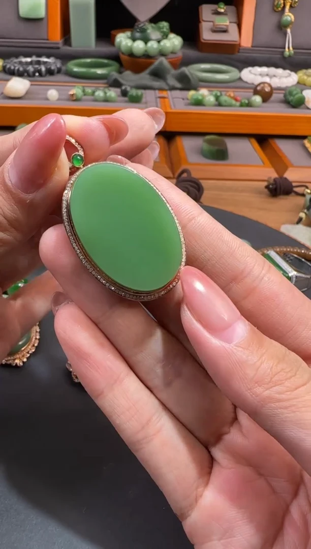 颈饰18K金镶嵌和田玉1