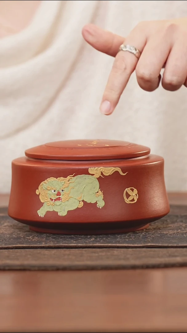 紫砂茶叶罐朱泥泥绘青狮刻如意醒茶罐