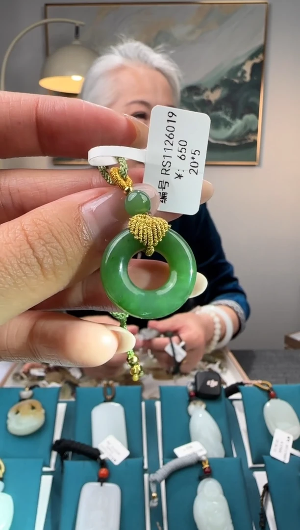 颈饰未镶嵌和田玉吊坠RS