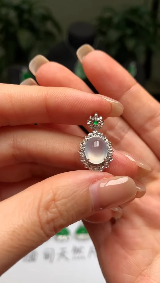 颈饰18K金镶嵌翡翠冰蛋