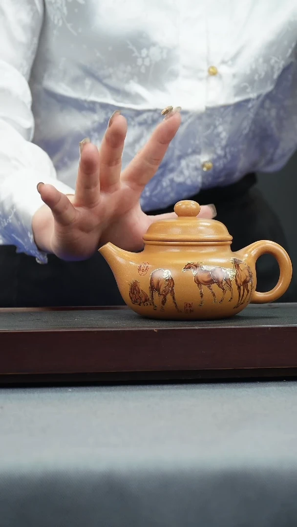 【闪购商品】紫砂茶壶鸡油黄 八骏容天