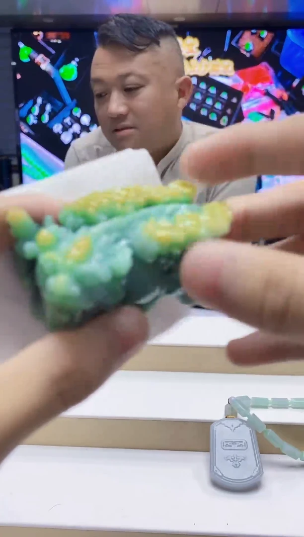 未镶嵌定制翡翠-毛货挂件 （赠珠链 赠底座）21