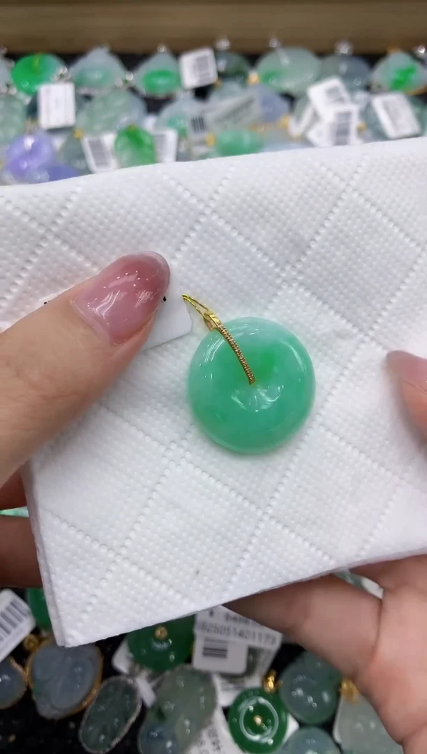 翡翠18K金镶嵌颈饰V