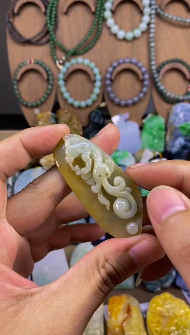 翡翠未镶嵌颈饰草龙