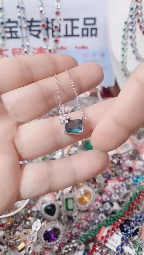 颈饰未镶嵌托帕石