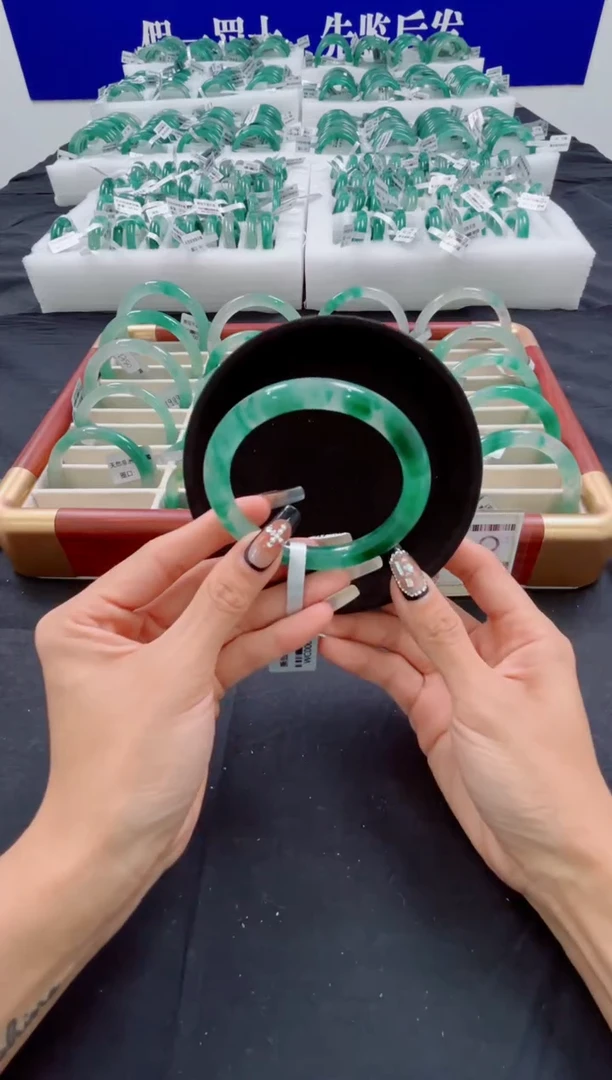 未镶嵌手镯石英质玉（非洲翠）圈口61