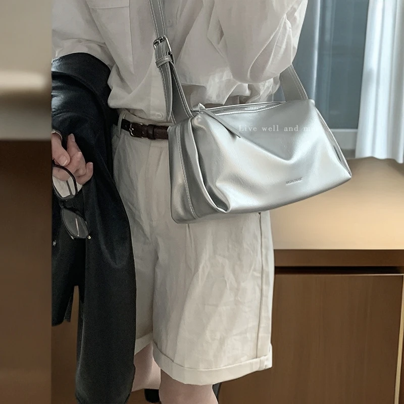 韩版高级感腋下包包女2025新款时尚软面枕头包宽肩带单肩斜挎包