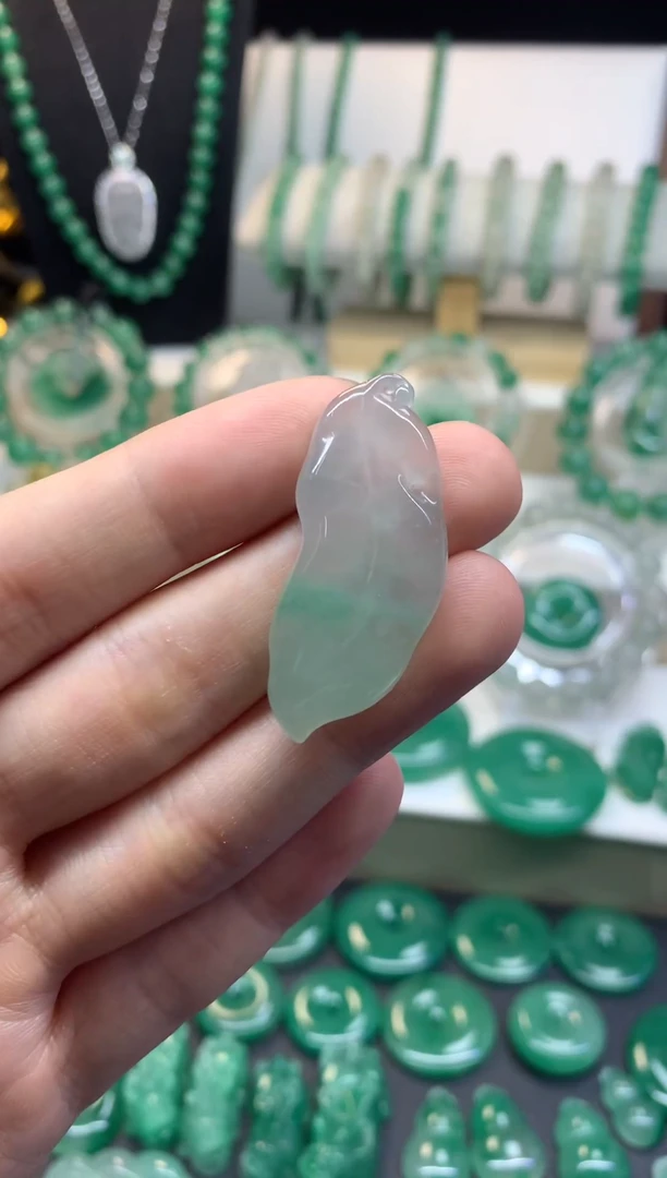 吊坠(不含链)未镶嵌石英质玉（非洲翠）随形金枝玉叶