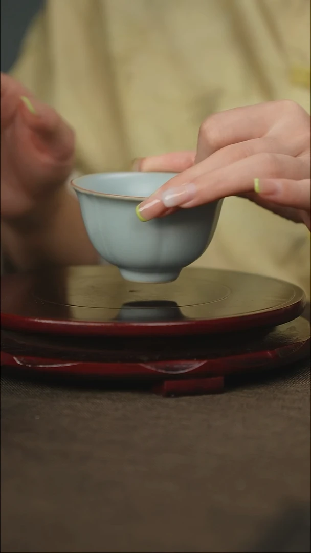 微微瑕 花口杯