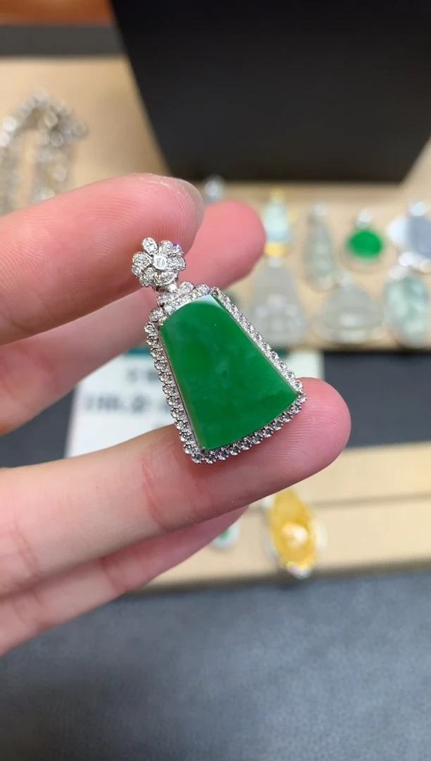 【闪购商品】翡翠颈饰18K金镶嵌无事牌【无服务费】