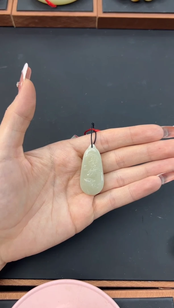 【闪购商品】和田玉吊坠(赠链)未镶嵌且末微色差近矿吊坠