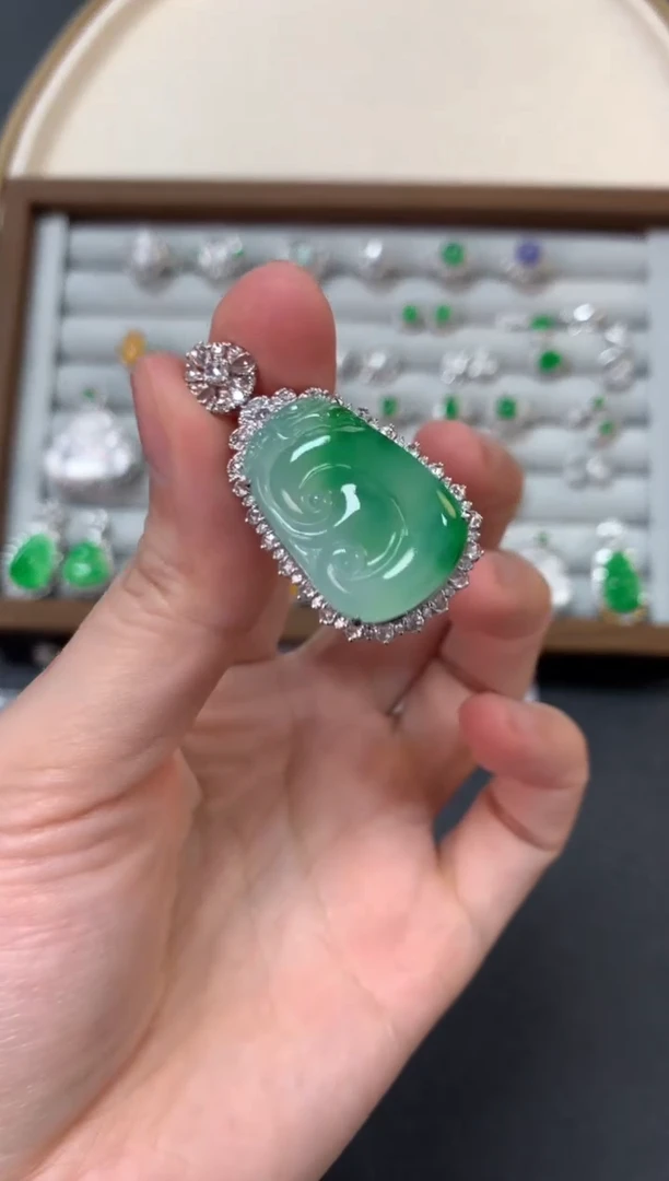 【闪购商品】翡翠吊坠(不含链)18K金镶嵌18800