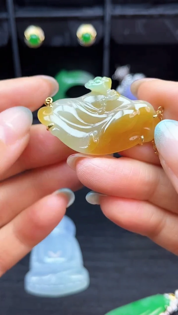 吊坠(赠链)未镶嵌翡翠吊坠