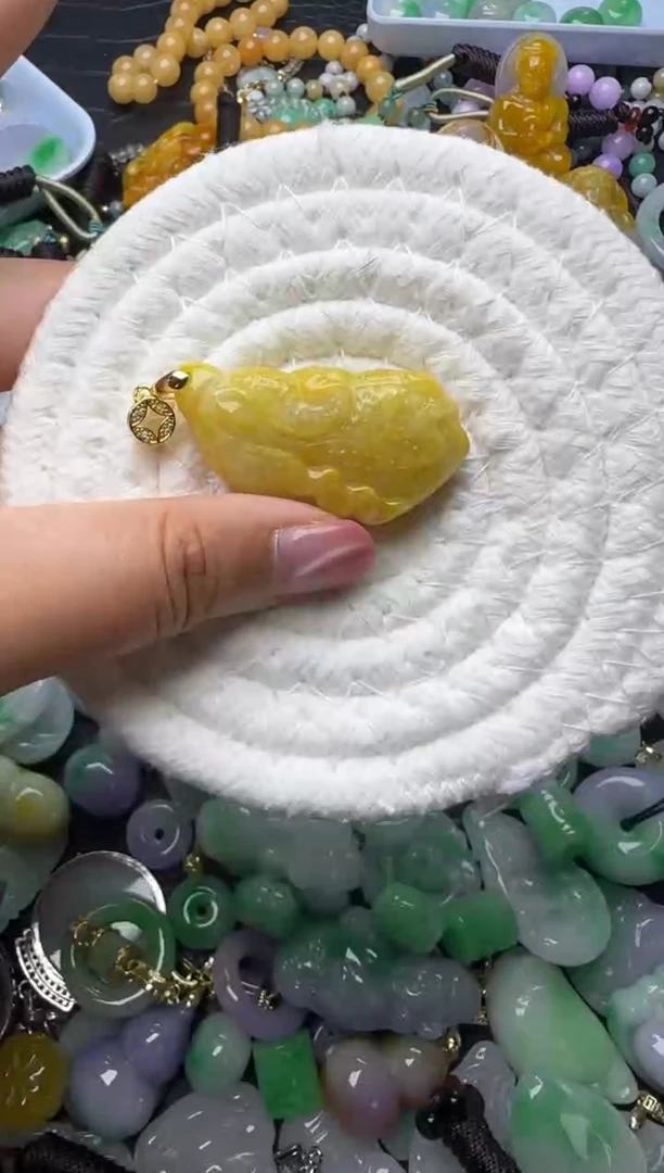 颈饰未镶嵌翡翠天然缅甸翡翠吊坠
