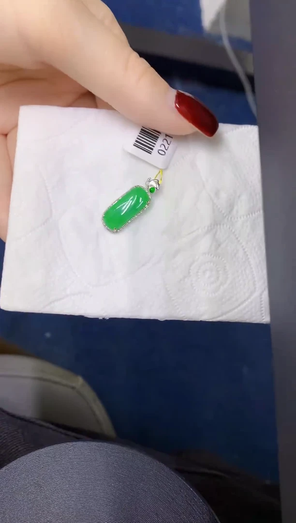 颈饰18K金镶嵌翡翠缅甸天然翡翠A货