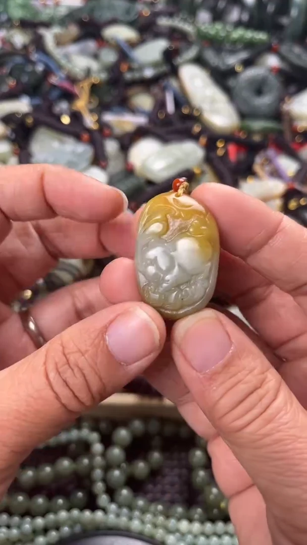 【闪购商品】和田玉颈饰未镶嵌多样性发货没有证书，拍一发一.有瑕