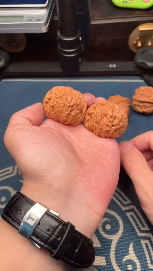 文玩核桃吊坠汉高楼   保38