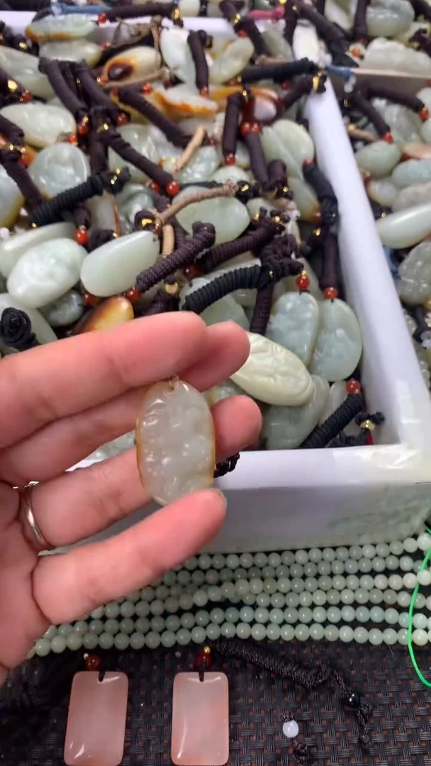 【闪购商品】和田玉颈饰未镶嵌多样性发货没有证书，拍一发一.有瑕