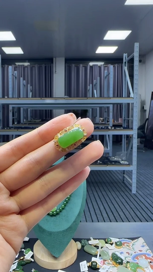 18K金镶嵌和田玉挂件1