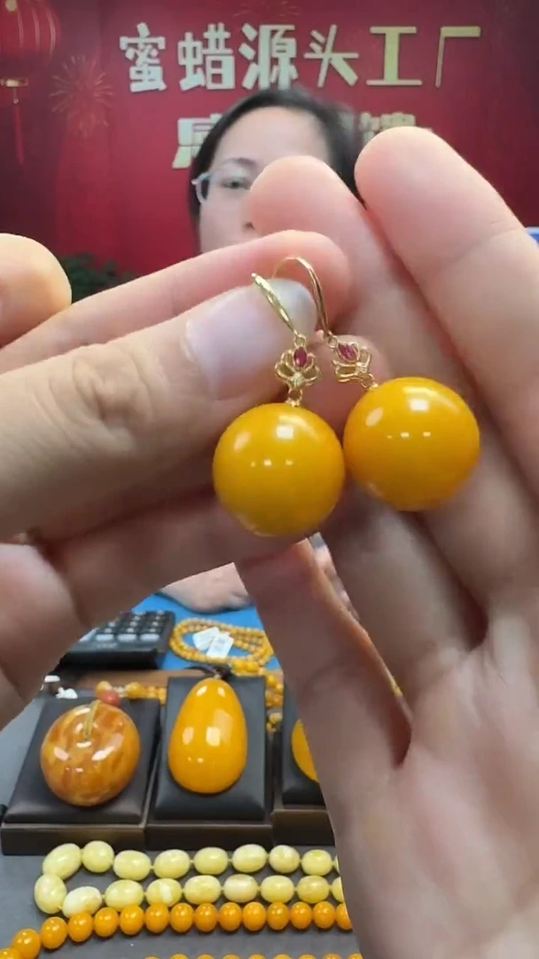 琥珀18K金镶嵌耳饰蜜蜡耳坠