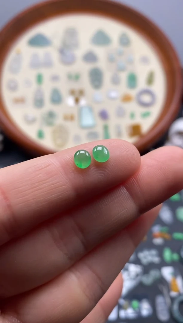 颈饰未镶嵌翡翠果阳緑蛋面/芬