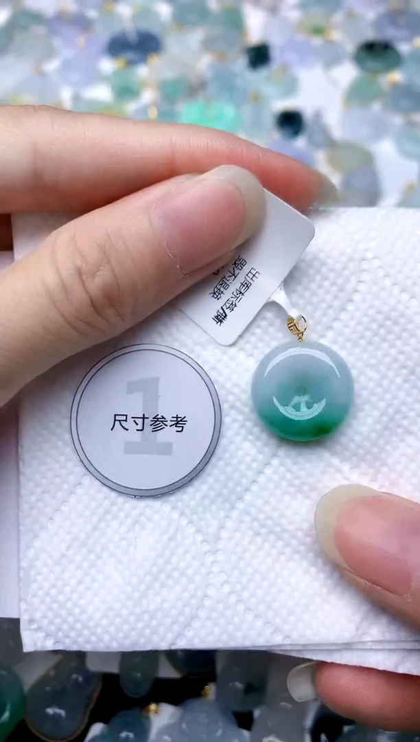 颈饰18K金镶嵌翡翠天然A货翡翠