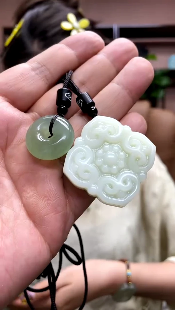 岫玉未镶嵌吊坠·