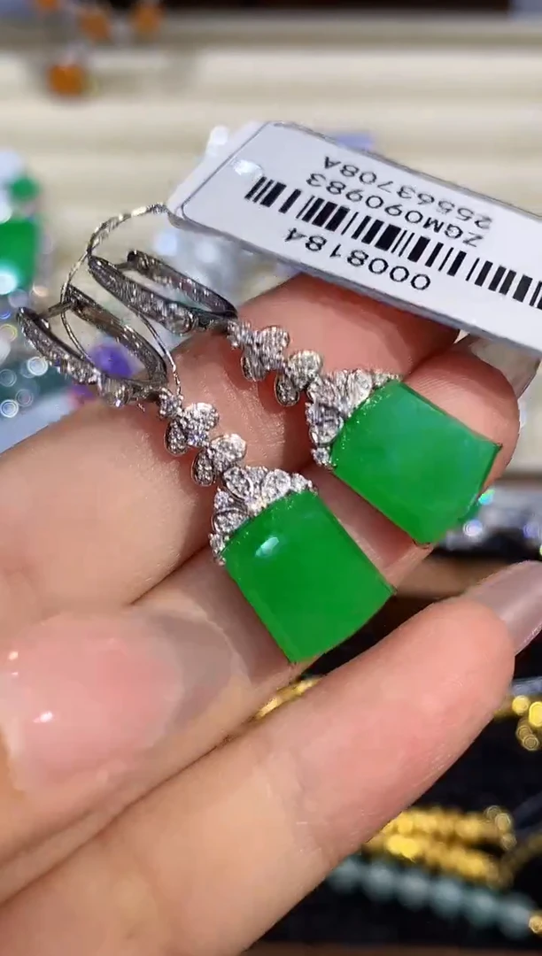 18K金镶嵌翡翠耳饰多样性发其一