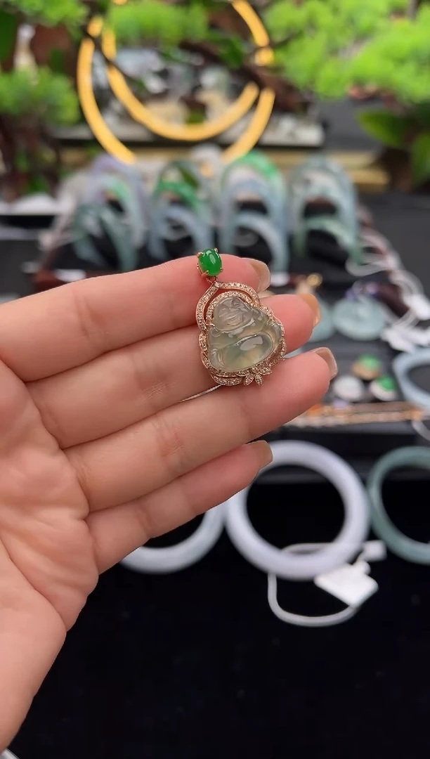 颈饰18K金镶嵌翡翠吊坠