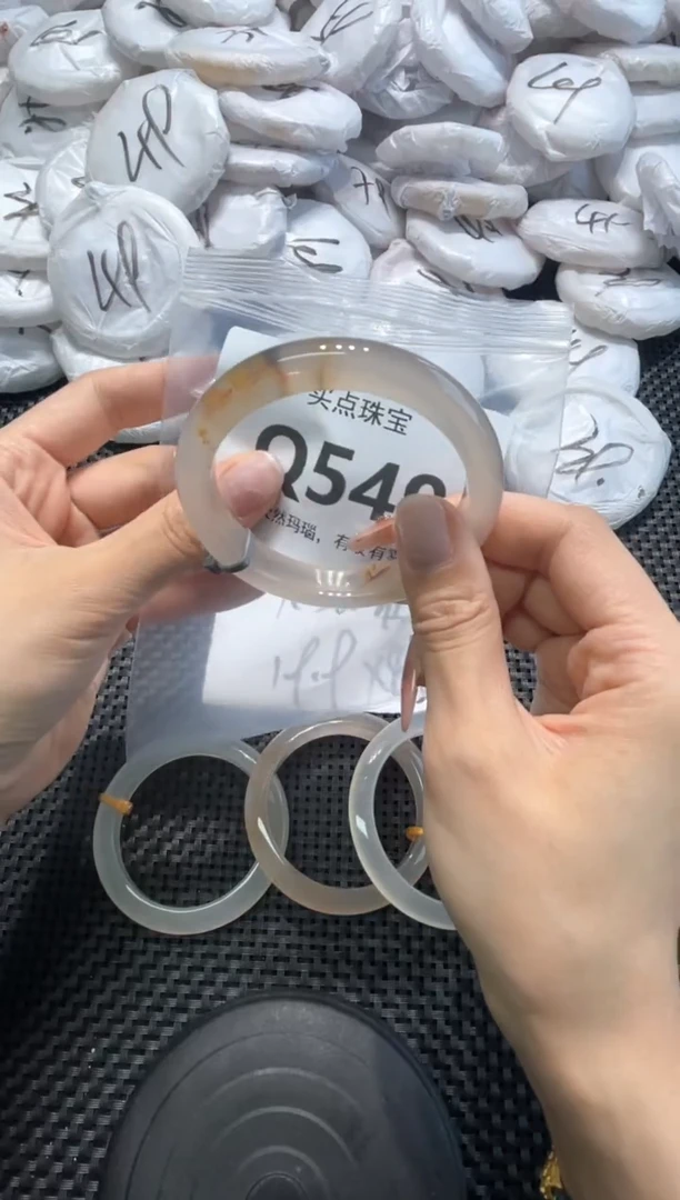玛瑙/玉髓手镯未镶嵌Q549