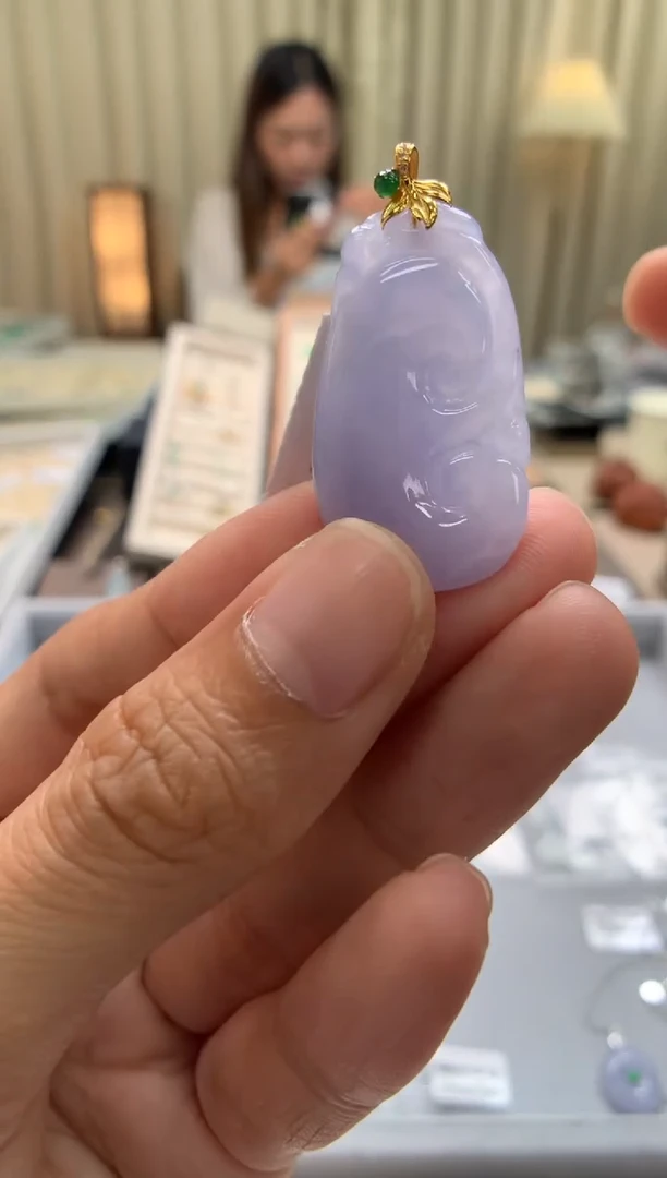 翡翠18K金镶嵌颈饰如意