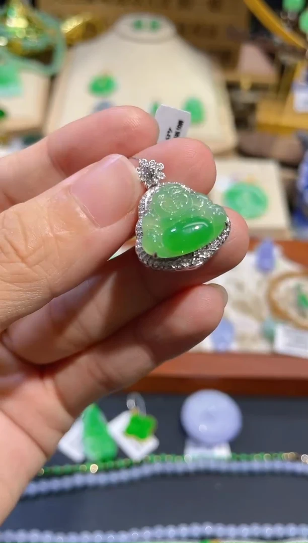 翡翠18K金镶嵌颈饰佛公