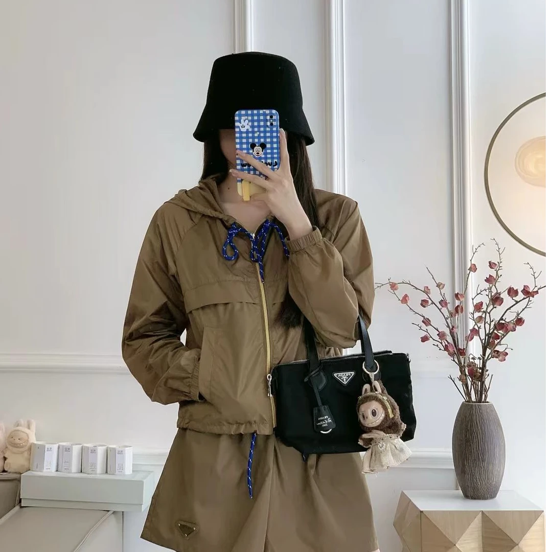 未使用 Prada/普拉达 25SS再生尼龙徽标连帽长袖夹克外套 咖色/42