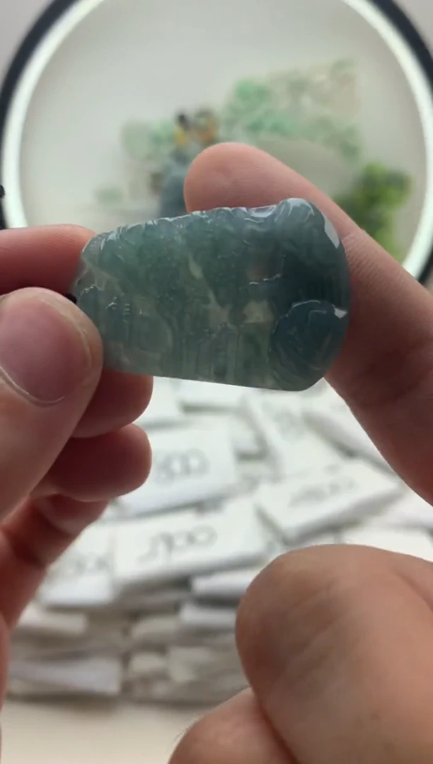 颈饰未镶嵌翡翠小山水