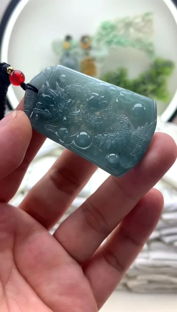 颈饰未镶嵌翡翠龙牌