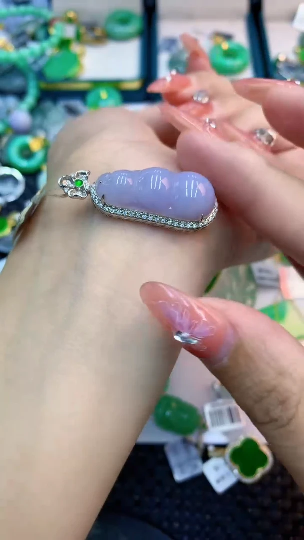 颈饰18K金镶嵌翡翠1