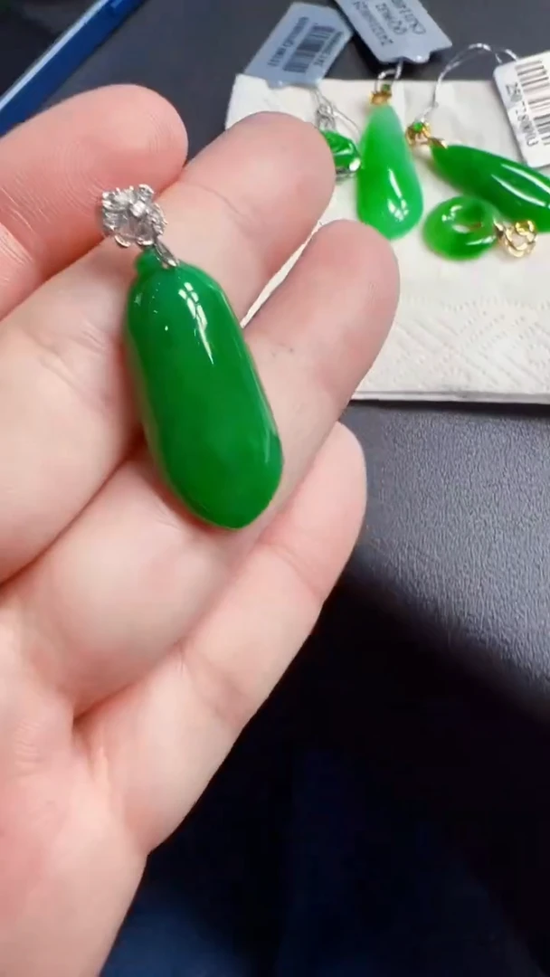 颈饰18K金镶嵌翡翠瓜
