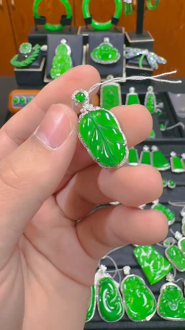 【闪购商品】翡翠吊坠(赠链)18K金镶嵌天然A货翡翠