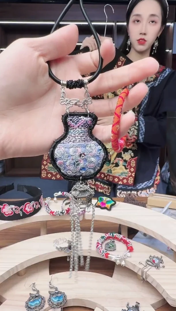 织绣308蒙阿苏苗绣传承