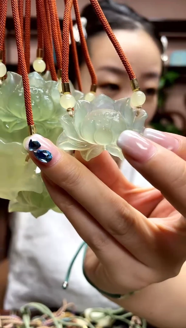 岫玉未镶嵌吊坠多样性发货发其中之一瑕疵