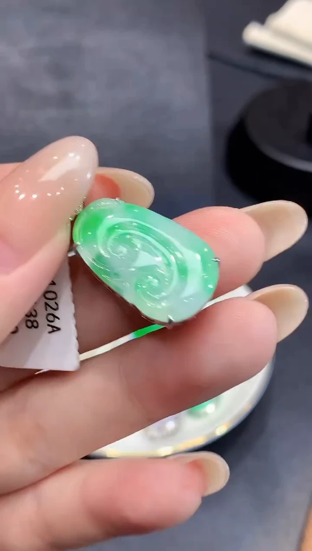 吊坠(不含链)18K金镶嵌翡翠多样性发其一