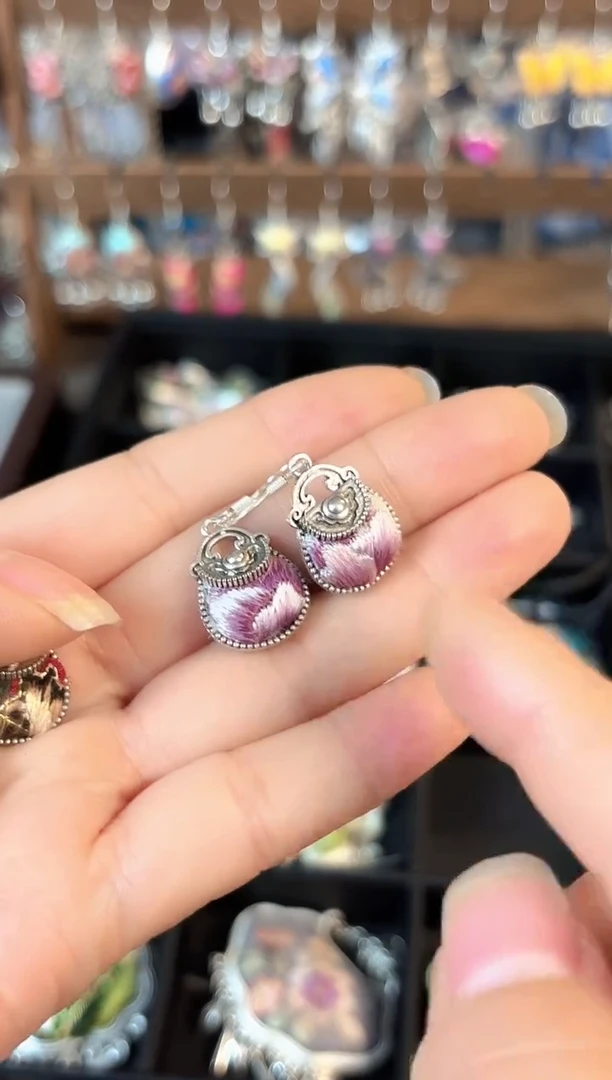 彩云南阁非遗老绣饰品138