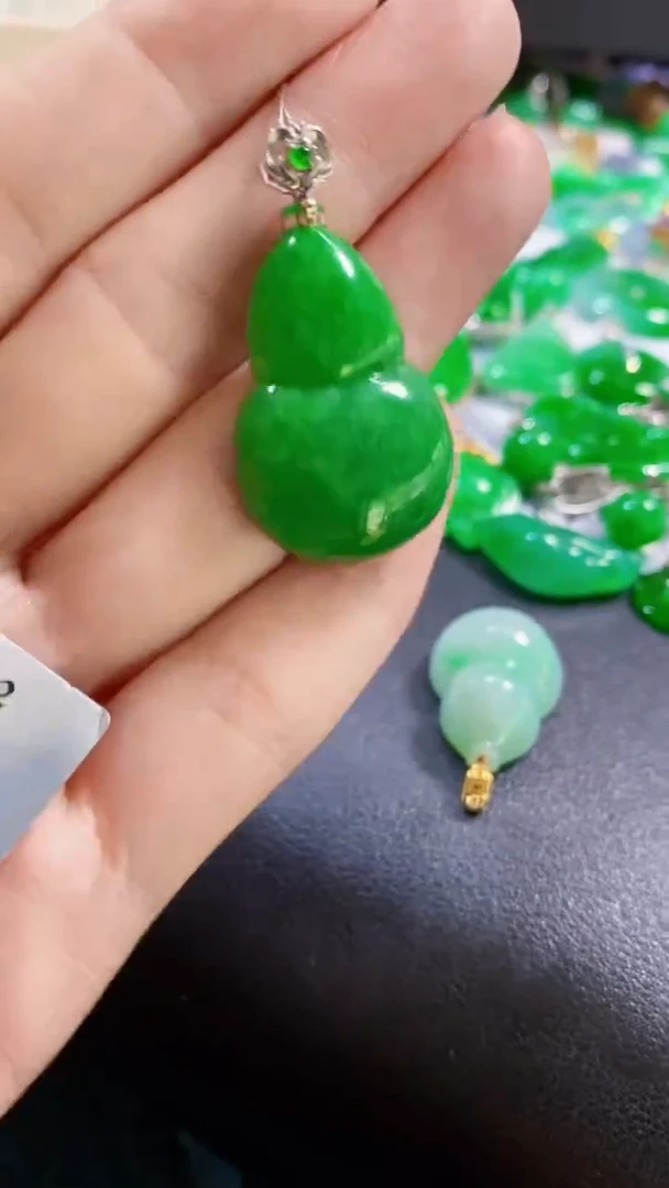 颈饰18K金镶嵌翡翠葫芦