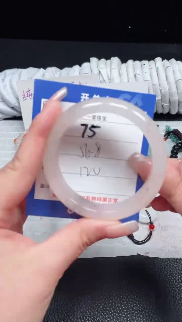 【闪购商品】石英质玉手镯未镶嵌75