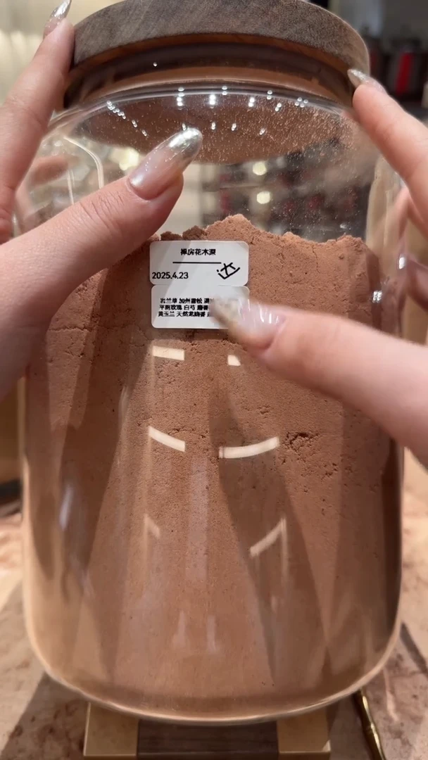 香粉禅房花木深玻璃罐