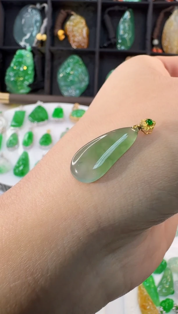 颈饰18K金镶嵌翡翠缅甸A货翡翠