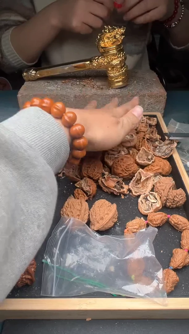 【闪购商品】桃核把件4对核桃：白狮子、麦虎、野牛、王勇管帽