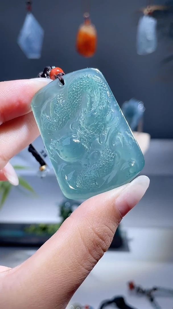 颈饰未镶嵌翡翠龙牌