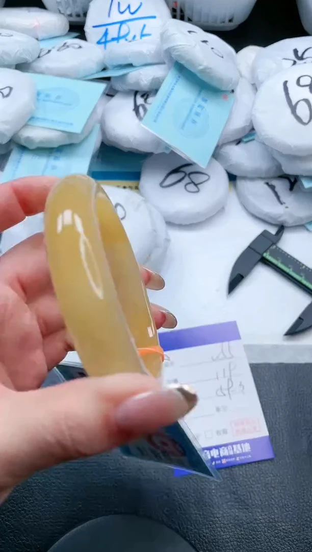 【闪购商品】石英质玉手镯未镶嵌18V55-59