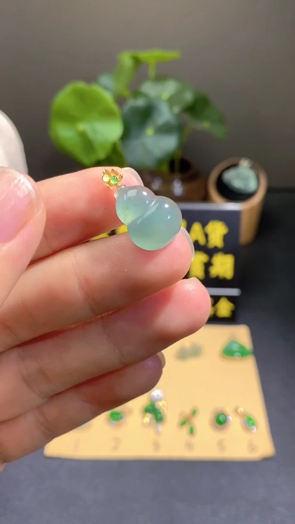 颈饰18K金镶嵌翡翠翡翠A货